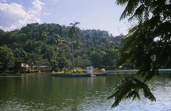 Kandy Lake, Kiri Muhuda