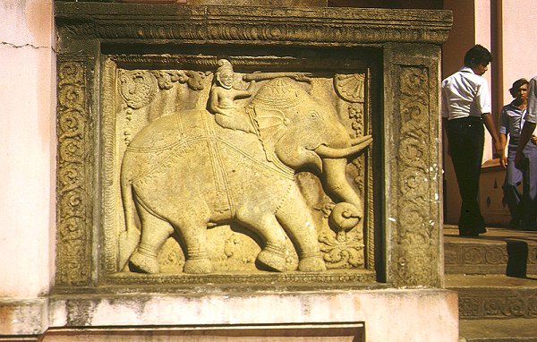 Kandy - Relief am Dalada Maligawa