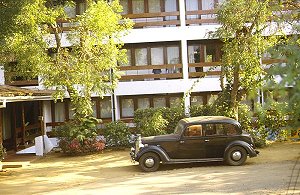 Normales Gebrauchsauto am Hotel "Sigiriya Village"