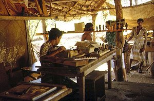 Kleine Manufaktur für Holzschnitzereien in Matale (Sri Lanka)