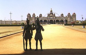 Wachen am Maharaja-Palast in Mysore
