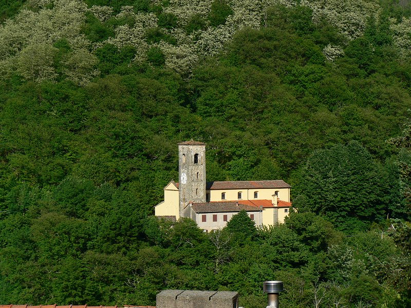Kirche in einem Tal in der Toskana