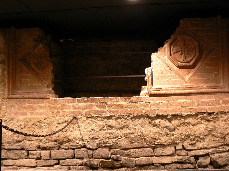 Aufgebrochene Grabstätte unter dem Dom von Florenz