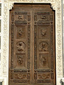 Santa Croce - Schnitzereien am Portal