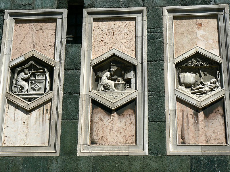 Marmor-Reliefs am Glockenturm