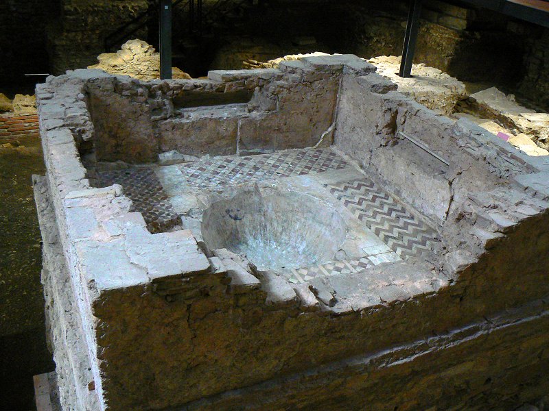 Taufbecken im Baptisterium der Kirche San Giovanni e Santa Reparata