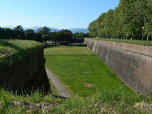 Die Stadtbefestigung von Lucca in der Toscana