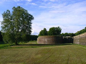Die Stadtmauer von Lucca in der Toskana