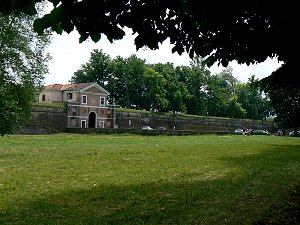 Die Porta San Donato in der Stadtmauer von Lucca in der Toskana