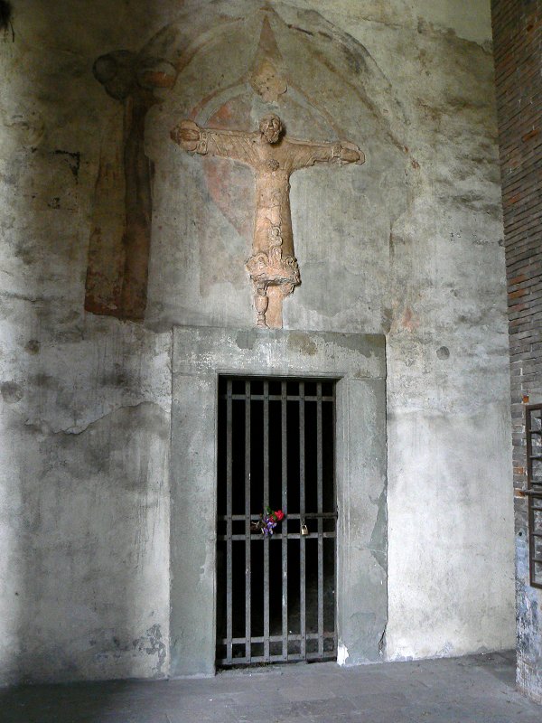 Kruzifix im Stadttor Porta San Donato