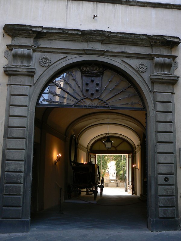 Eingangsportal des Palazzo Mansi in Lucca, Toskana