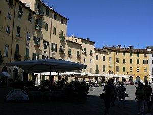 Piazza del Anfiteatro Romano auf römischem Amphitheater