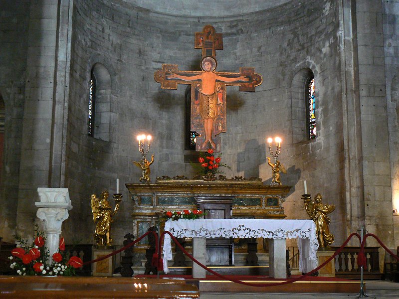 Kruzifix und Altar
