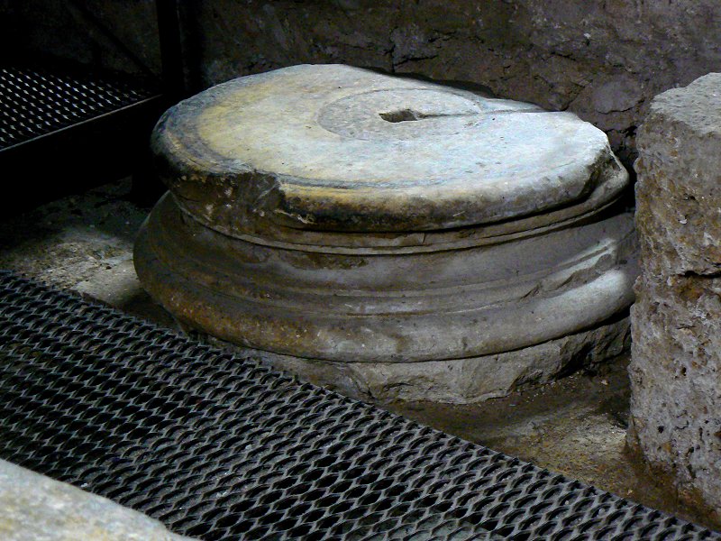 Sockel von römischen Säulen