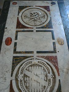 Grabstein im Baptisterium