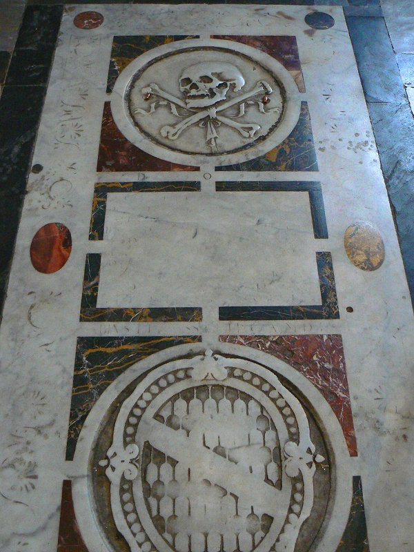 Grabsteine im Boden des Baptisteriums von Pisa
