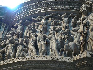 Kreuzigungsszene als Marmorrelief