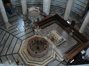 Baptisterium: Kanzel, Taufbecken und Altarraum