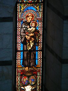 Buntglasfenster im Baptisterium