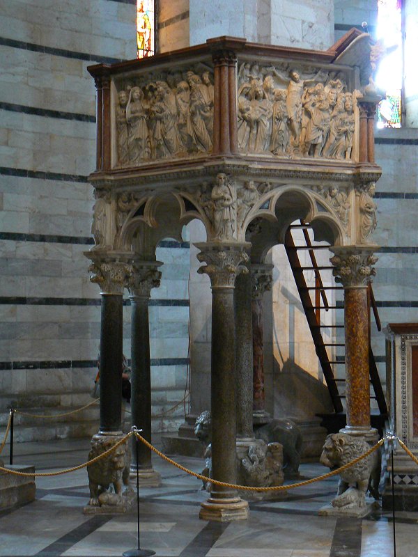 Marmorkanzel im Pisaner Baptisterium