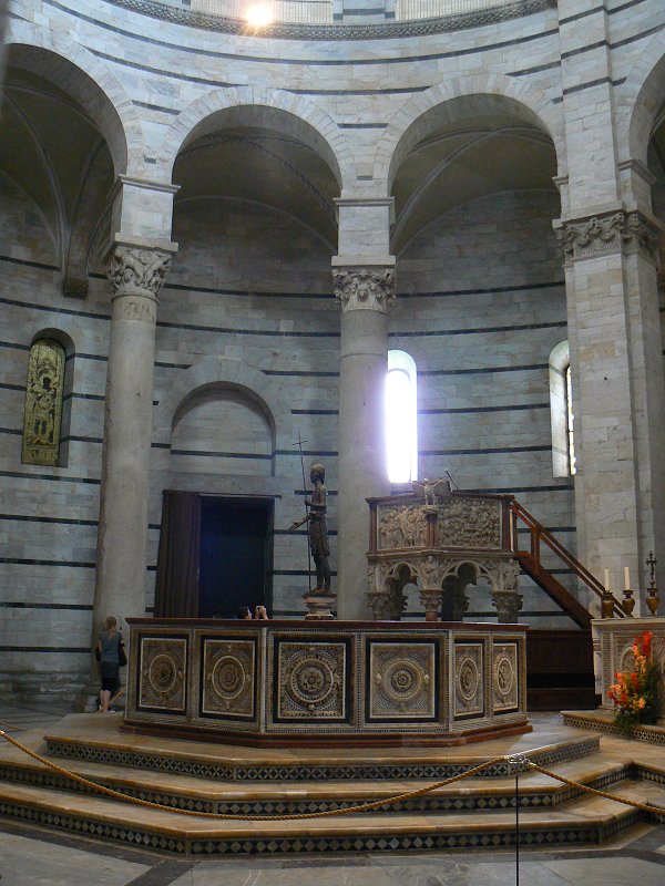 Taufbecken im Baptisterium von Pisa