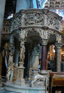 Marmorkanzel im Dom zu Pisa