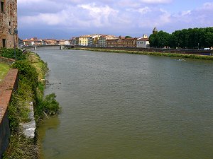 Pisa am Fluss Arno in der Toskana