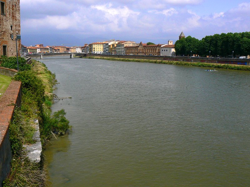 Die Universitätsstadt Pisa am Fluss Arno