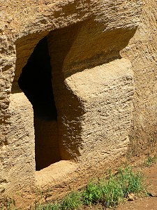 Eingang zu einer etruskischen Grabhöhle