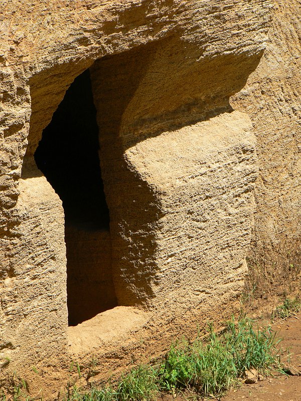 Eingang zu einer Etruskischen Grabhöhle