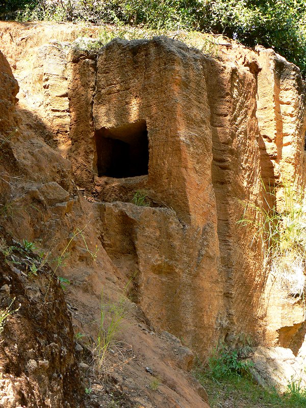 Etruskisches Höhlengrab in Populonia