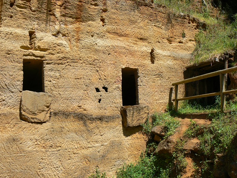Grabhöhlen, Grüfte der Etrusker in Populonia