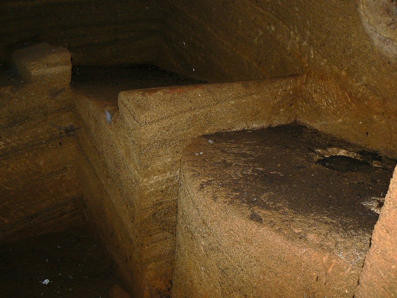Etruskisches Höhlengrab, Podest für Urnen