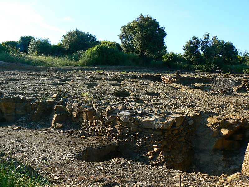 Pfostenlöcher und Grundmauern einer etruskischen Siedlung