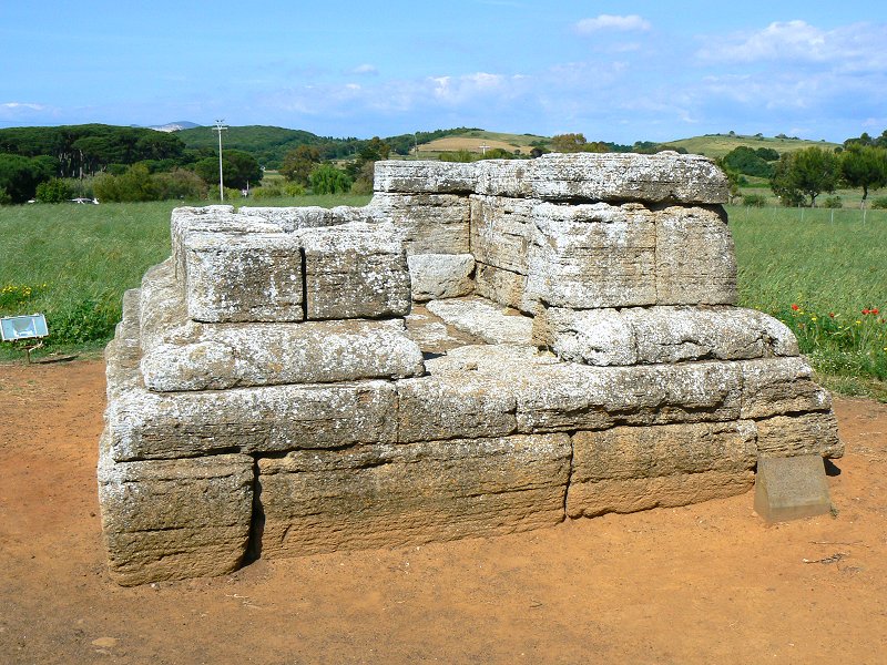 Steinerner Totenschrein