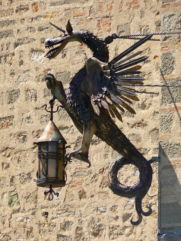 Drache als Laternenhalter