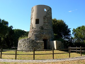 Ruine einer Windmühle aus dem 16. Jahrhundert
