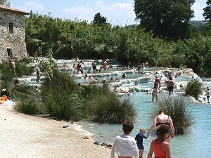 Wasserfallartige Thermalquellen über Sinterterrassen
