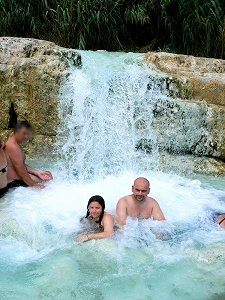 Ein Bad in den Sinterterrassen von Saturnia
