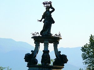 Blumenmädchen auf dem Dach
