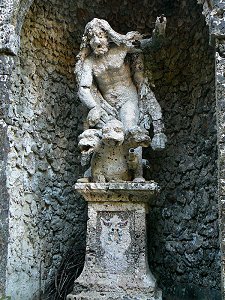 Kalksteinfigur im Barockgarten