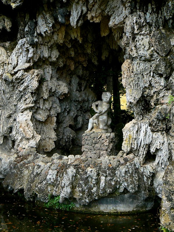 Kalksteinfigur in einer Grotte