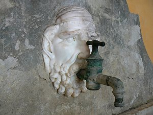 Marmorkopf mit Wasserhahn