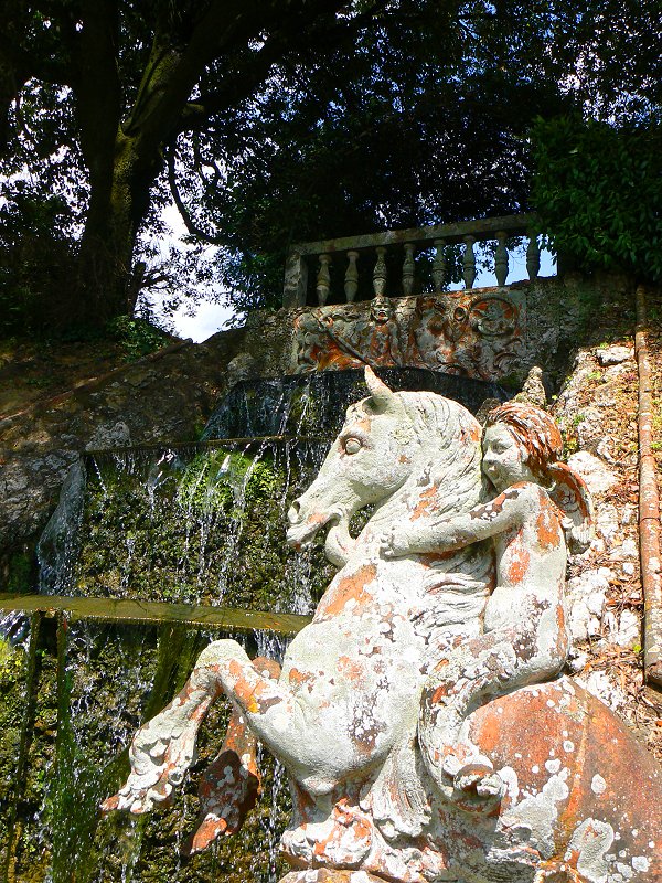 Terrakottafigur im Park