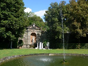 Garten mit Springbrunnen