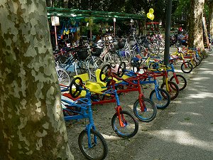 Fahrrad-Rikscha-Verleih im Stadtpark von Viareggio