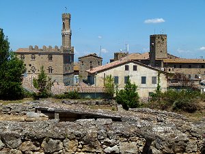 Palazzo dei Priori und ein Wachturm in Volterra