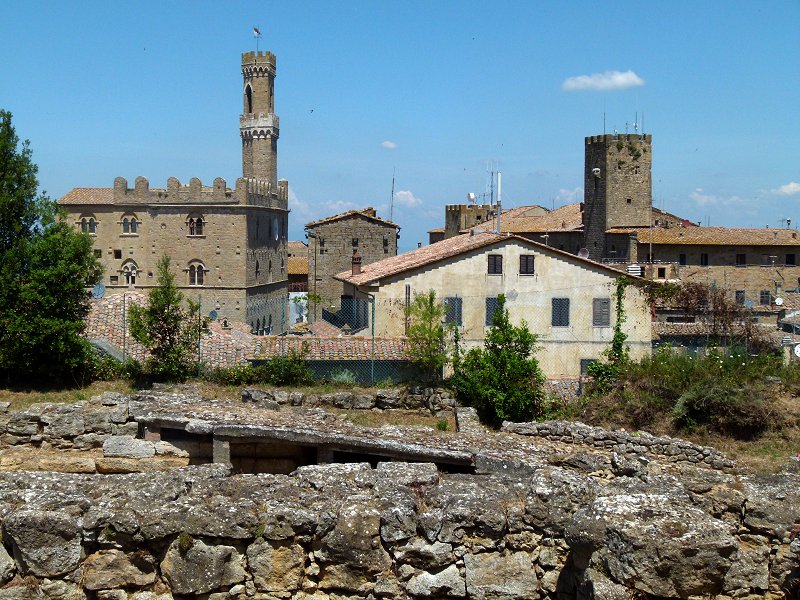 Etruskische Ausgrabungen und der Palazzo dei Priori