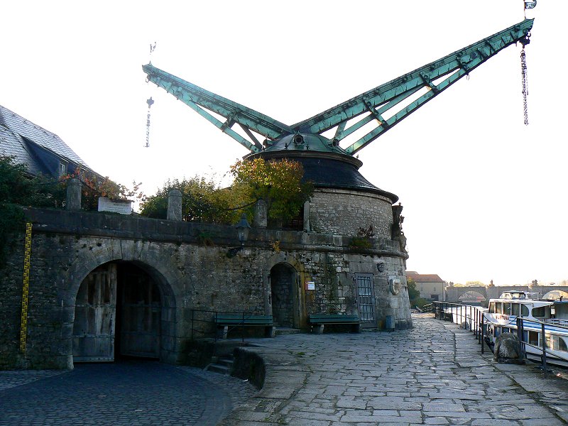 Alter Kranen am Mainufer in Würzburg