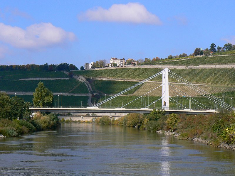 Brücke der Deutschen Einheit und Würzburger Stein (Steinberg) mit dem Hotel Steinburg